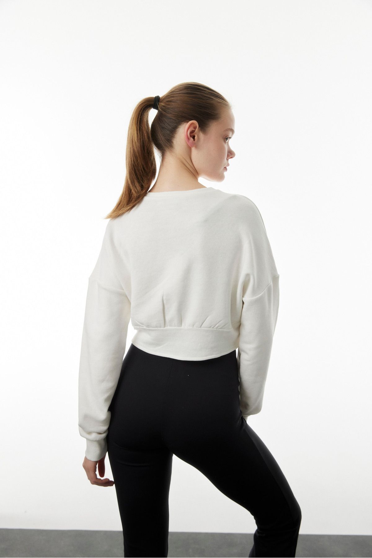 Bel Korse Detaylı Crop Slogan Baskılı Sweatshirt