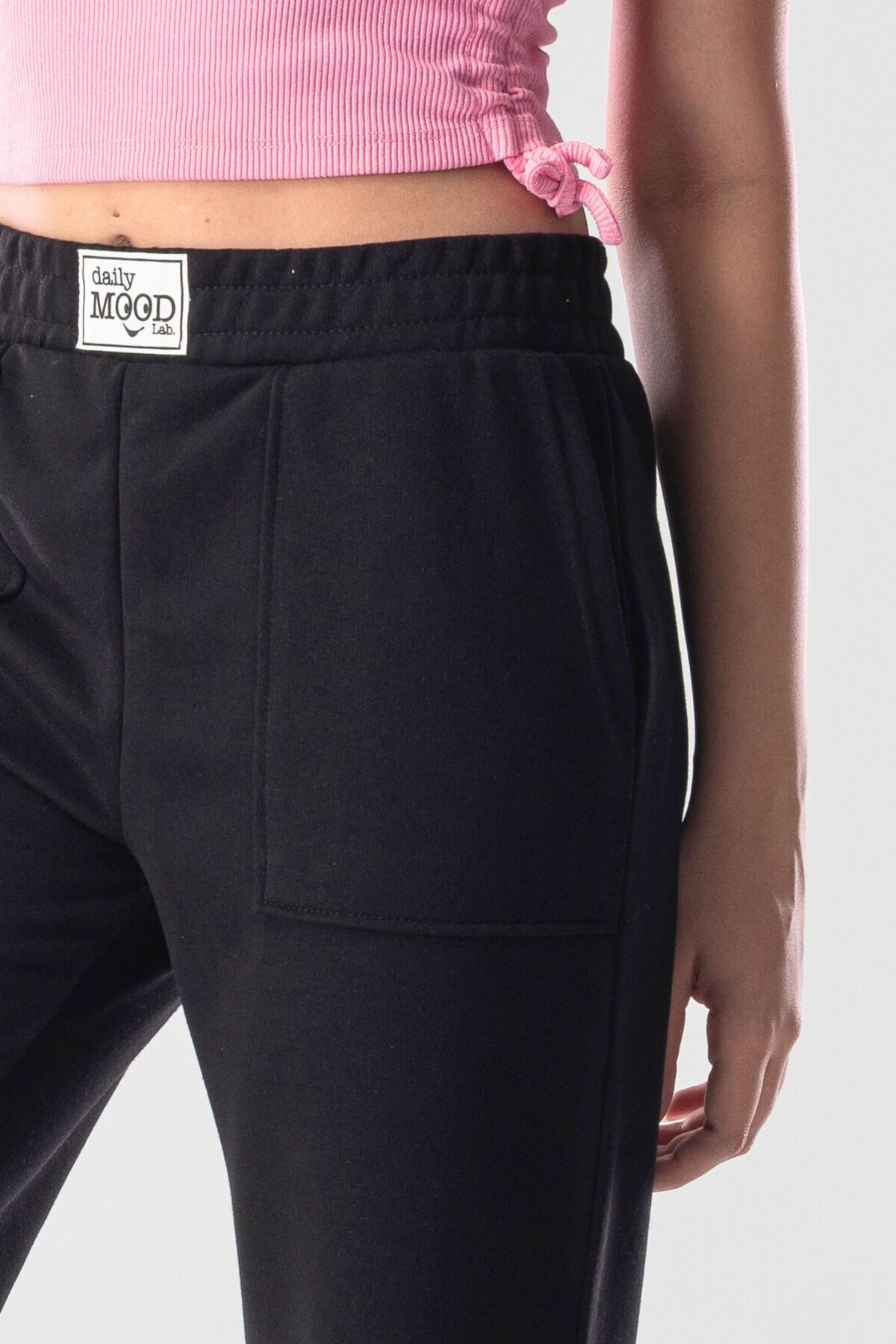 Siyah Cep Detaylı Bol Paça Beli Lastikli Eşofman Altı